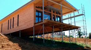 Дом на склоне возведенный на винтовом фундаменте